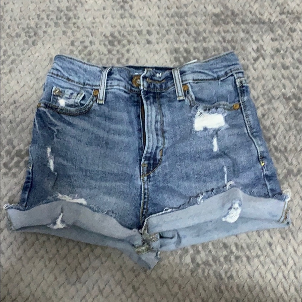 light wash levi’s shorts